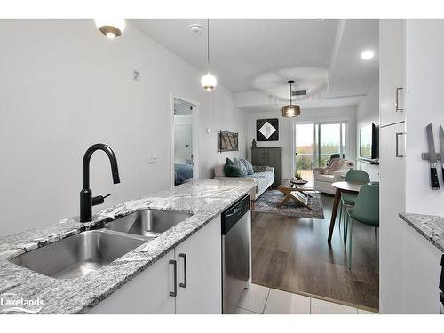 17 Spooner Crescent, Collingwood, ON - Indoor Photo Showing Kitchen With Double Sink With Upgraded Kitchen