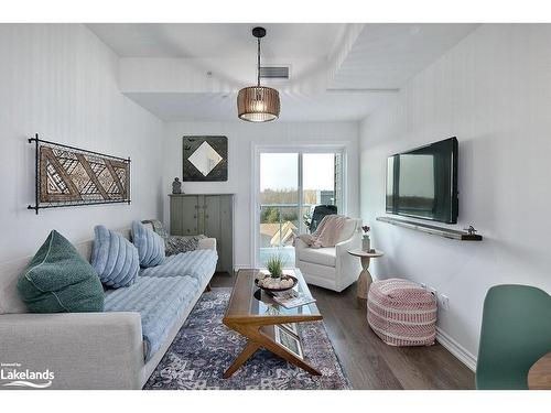 17 Spooner Crescent, Collingwood, ON - Indoor Photo Showing Living Room