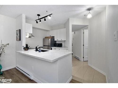 369 Mariners Way, Collingwood, ON - Indoor Photo Showing Kitchen With Double Sink