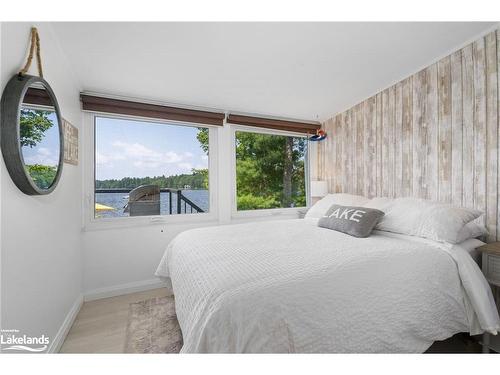 3716 Brunel Road, Lake Of Bays, ON - Indoor Photo Showing Bedroom