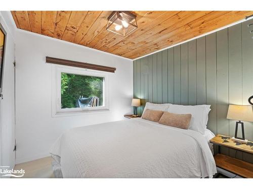 3716 Brunel Road, Lake Of Bays, ON - Indoor Photo Showing Bedroom