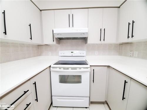 606-23 Hollywood Avenue, Toronto, ON - Indoor Photo Showing Kitchen