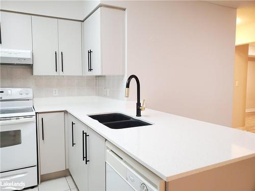 606-23 Hollywood Avenue, Toronto, ON - Indoor Photo Showing Kitchen With Double Sink