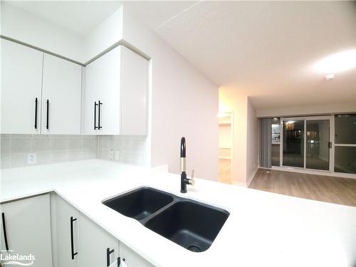 606-23 Hollywood Avenue, Toronto, ON - Indoor Photo Showing Kitchen With Double Sink