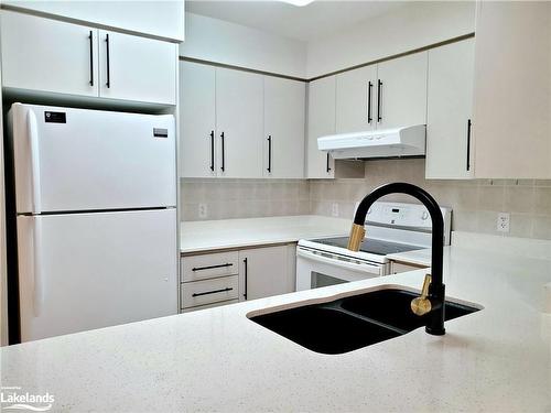 606-23 Hollywood Avenue, Toronto, ON - Indoor Photo Showing Kitchen