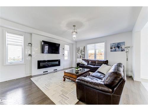 43 Autumn Drive, Wasaga Beach, ON - Indoor Photo Showing Living Room