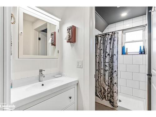 170 Muskoka Road N, Gravenhurst, ON - Indoor Photo Showing Bathroom