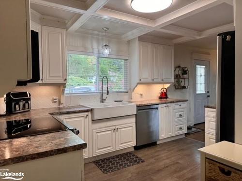 390 Manitoba Street, Bracebridge, ON - Indoor Photo Showing Kitchen