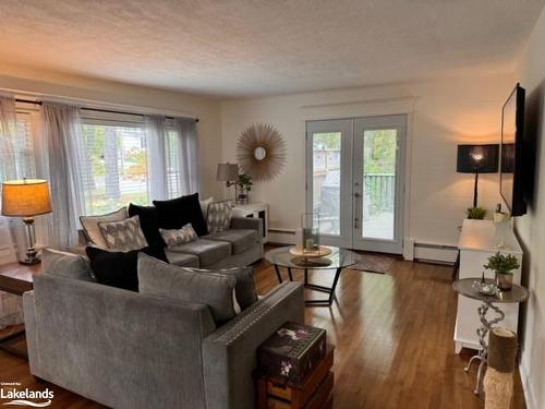 390 Manitoba Street, Bracebridge, ON - Indoor Photo Showing Living Room