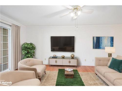 103-435 Walnut Street, Collingwood, ON - Indoor Photo Showing Living Room