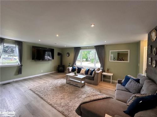 45 Lombard Street, Meaford, ON - Indoor Photo Showing Living Room