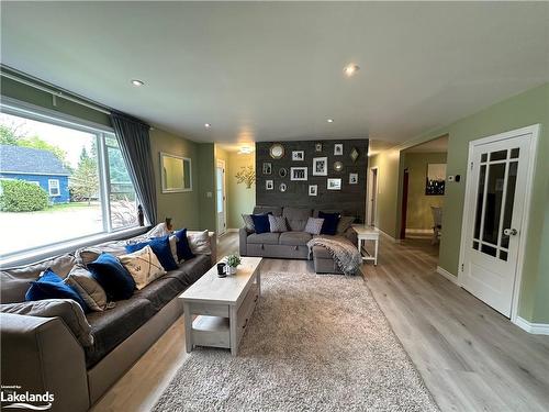 45 Lombard Street, Meaford, ON - Indoor Photo Showing Living Room