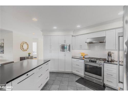 36 Nettleton Court, Collingwood, ON - Indoor Photo Showing Kitchen With Upgraded Kitchen