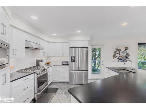 36 Nettleton Court, Collingwood, ON - Indoor Photo Showing Kitchen With Double Sink With Upgraded Kitchen