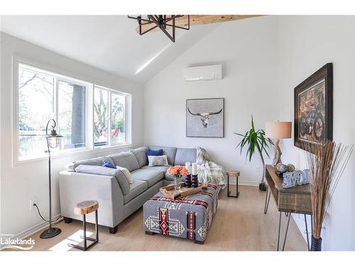 1036 Bagley Road, Gravenhurst, ON - Indoor Photo Showing Living Room