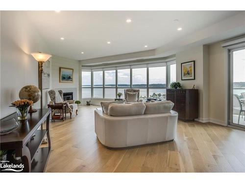 1011-2 Toronto Street, Barrie, ON - Indoor Photo Showing Living Room