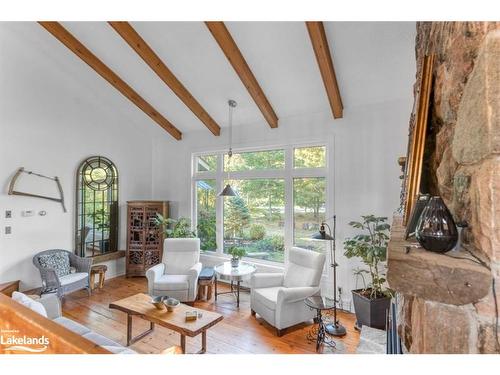 73 53Rd Street S, Wasaga Beach, ON - Indoor Photo Showing Living Room