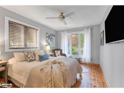 73 53Rd Street S, Wasaga Beach, ON - Indoor Photo Showing Bedroom