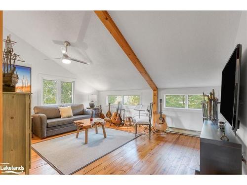 73 53Rd Street S, Wasaga Beach, ON - Indoor Photo Showing Living Room