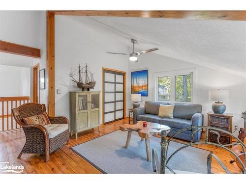 73 53Rd Street S, Wasaga Beach, ON - Indoor Photo Showing Living Room