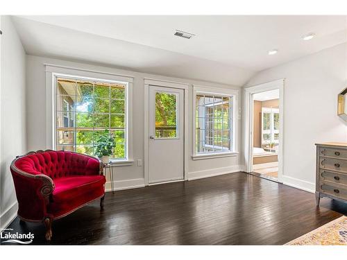 365 2Nd Avenue E, Owen Sound, ON - Indoor Photo Showing Living Room