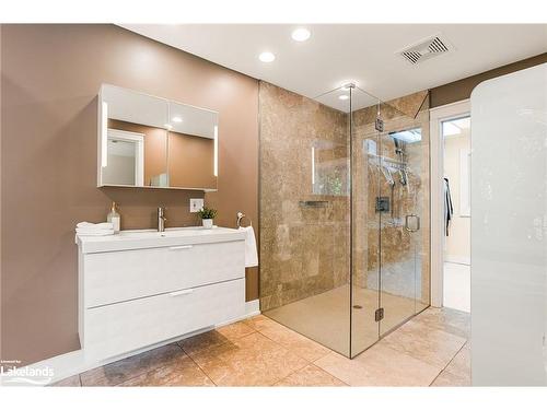 365 2Nd Avenue E, Owen Sound, ON - Indoor Photo Showing Bathroom