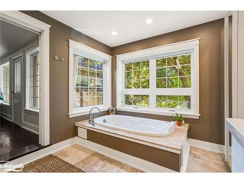 365 2Nd Avenue E, Owen Sound, ON - Indoor Photo Showing Bathroom