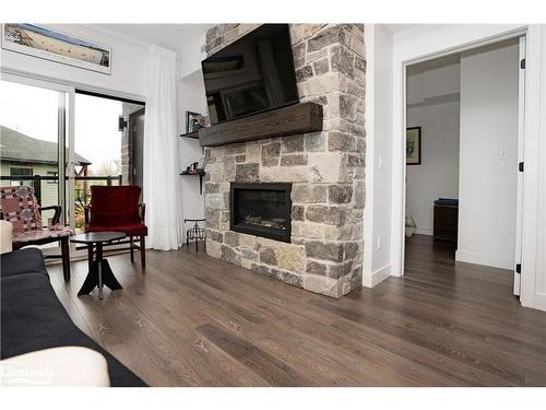 206-21 Beckwith Lane, The Blue Mountains, ON - Indoor Photo Showing Living Room With Fireplace