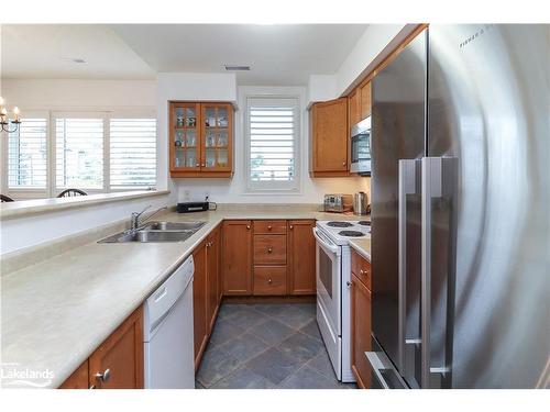 685 Johnston Park Avenue, Collingwood, ON - Indoor Photo Showing Kitchen With Double Sink