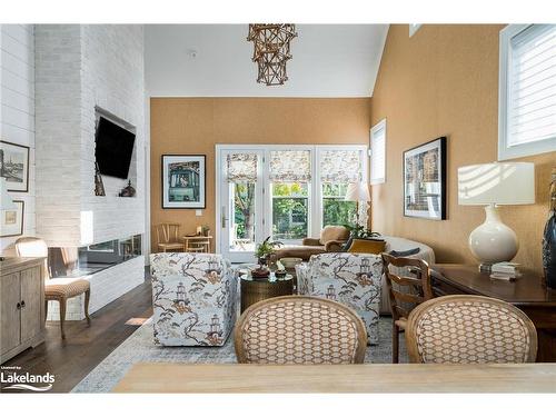 97 Beech Street, Collingwood, ON - Indoor Photo Showing Living Room