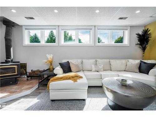 18 Nelson Street, Creemore, ON - Indoor Photo Showing Living Room