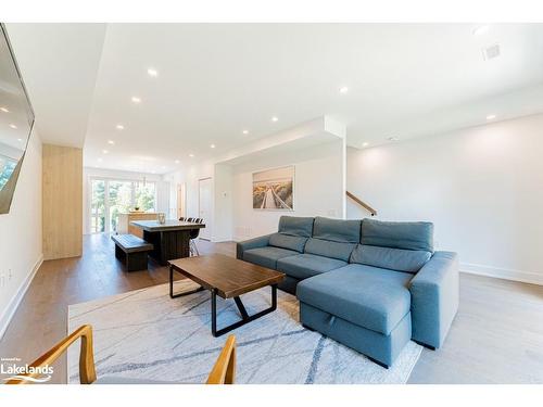 29 Rockmount Crescent, Gravenhurst, ON - Indoor Photo Showing Living Room