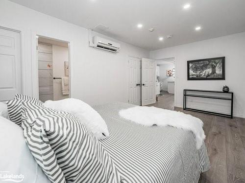 5211 Grandview Signatures Drive, Huntsville, ON - Indoor Photo Showing Bedroom