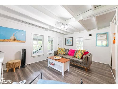 1066 Ferguson Road, Katrine, ON - Indoor Photo Showing Living Room