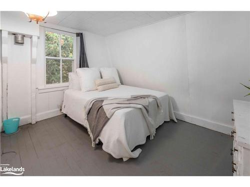 1066 Ferguson Road, Katrine, ON - Indoor Photo Showing Bedroom