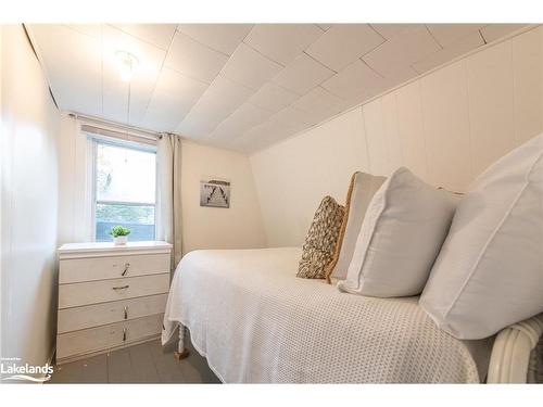 1066 Ferguson Road, Katrine, ON - Indoor Photo Showing Bedroom