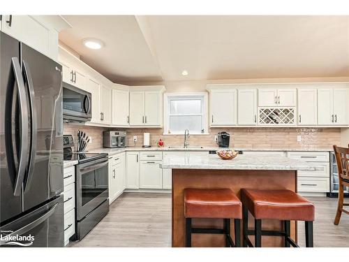 18 Shannon Court, Collingwood, ON - Indoor Photo Showing Kitchen