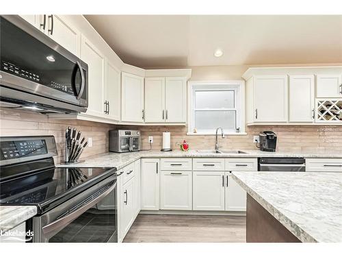 18 Shannon Court, Collingwood, ON - Indoor Photo Showing Kitchen With Double Sink With Upgraded Kitchen