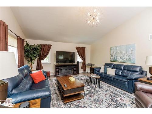 18 Shannon Court, Collingwood, ON - Indoor Photo Showing Living Room