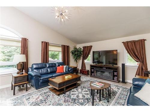 18 Shannon Court, Collingwood, ON - Indoor Photo Showing Living Room