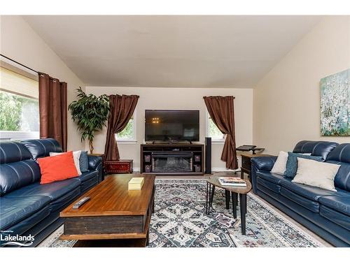 18 Shannon Court, Collingwood, ON - Indoor Photo Showing Living Room