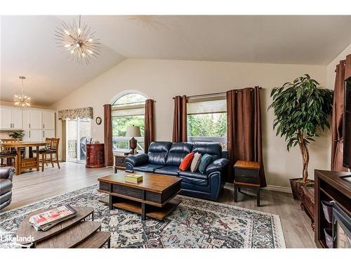 18 Shannon Court, Collingwood, ON - Indoor Photo Showing Living Room