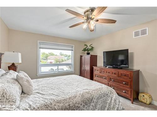 18 Shannon Court, Collingwood, ON - Indoor Photo Showing Bedroom