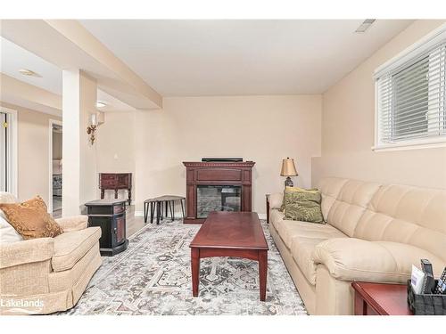 18 Shannon Court, Collingwood, ON - Indoor Photo Showing Living Room