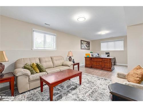 18 Shannon Court, Collingwood, ON - Indoor Photo Showing Living Room