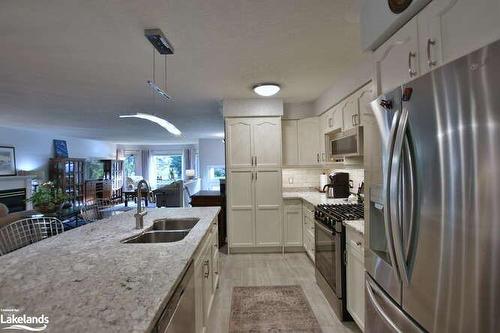 4 Pauline Place, Wasaga Beach, ON - Indoor Photo Showing Kitchen With Double Sink With Upgraded Kitchen