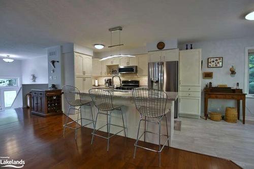 4 Pauline Place, Wasaga Beach, ON - Indoor Photo Showing Kitchen With Upgraded Kitchen