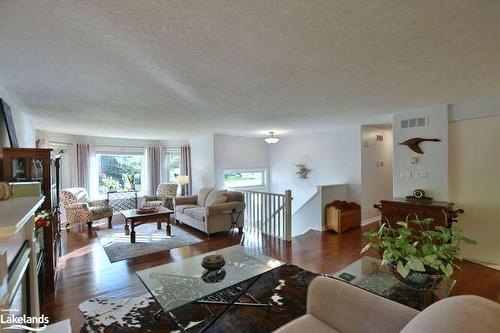 4 Pauline Place, Wasaga Beach, ON - Indoor Photo Showing Living Room