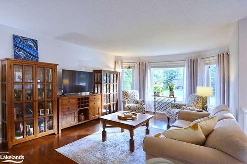 4 Pauline Place, Wasaga Beach, ON - Indoor Photo Showing Living Room