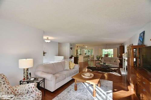 4 Pauline Place, Wasaga Beach, ON - Indoor Photo Showing Living Room